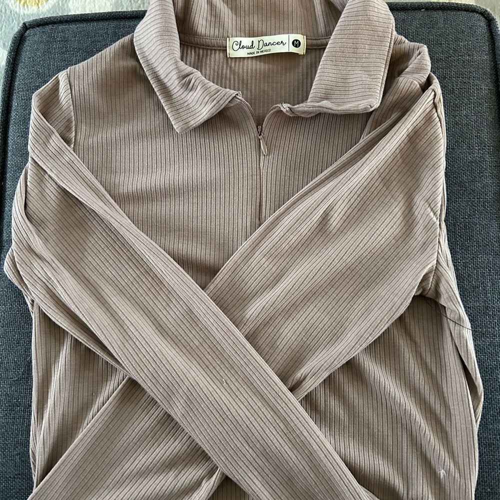 Cloud Dancer ribbed long sleeve shirt. Size medium. Dark tan/purplish color.